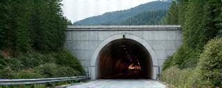 Beeindruckender Tunnel auf der österreichischen Autobahn